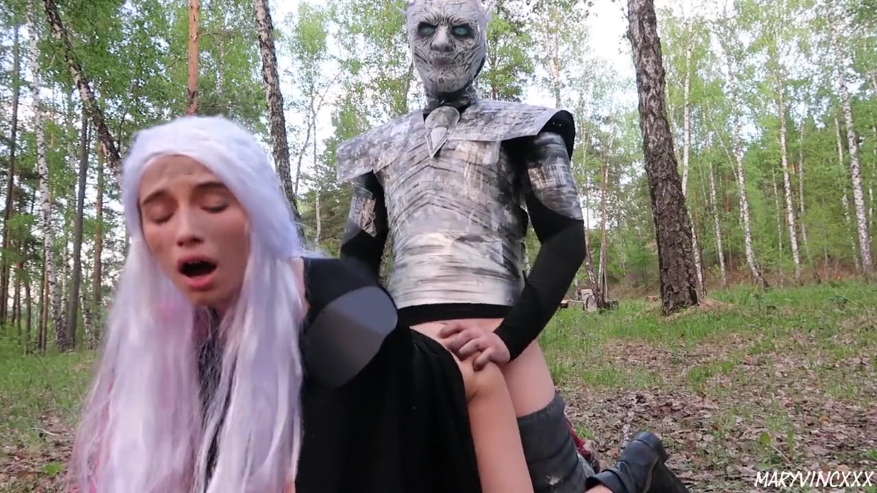 Косплей любовной пары на природе грозит всем местным грибникам сердечными приступами