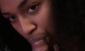 18-летняя худая негритянка присосалась своими полными губами к херу домуправа