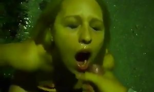 Девка поехала на природу, чтобы днями и ночами напролёт трахаться со своим парнем